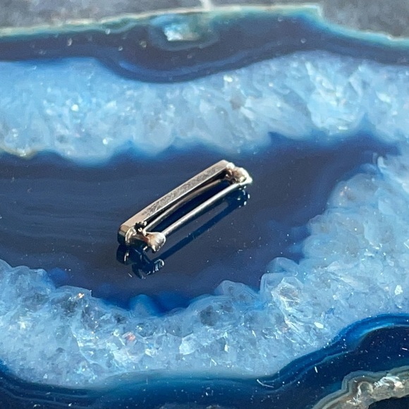 10k white gold small bar brooch - Picture 2 of 7
